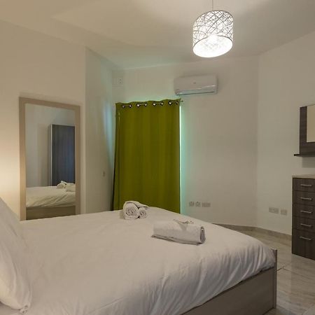 شقة Sunny Penthouse Wterrace And Open Views خليج سانت بول المظهر الخارجي الصورة