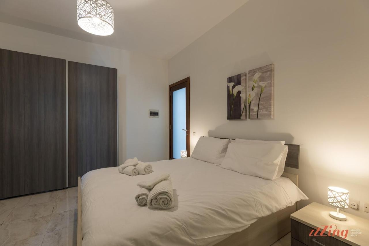 شقة Sunny Penthouse Wterrace And Open Views خليج سانت بول المظهر الخارجي الصورة
